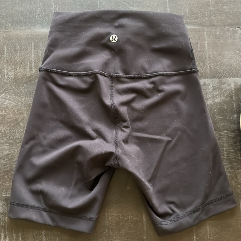 VERY GENTLY USED!! Lululemon Wunder Train High-Rise 6” Biker Short - Picture 2 of 2